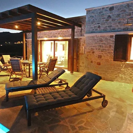 Sirena Villa *